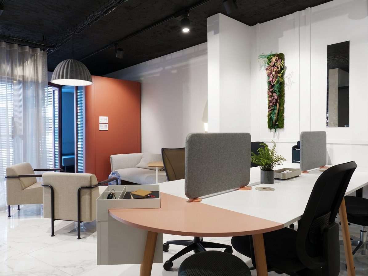 Showroom Plus Mobilier : postes de travail, fauteuils et mur végétal