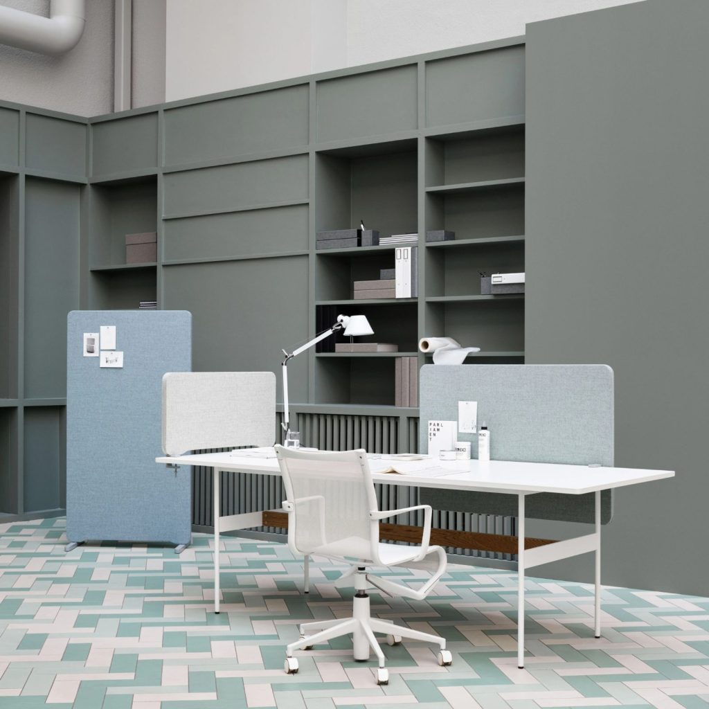 Bureau avec lampe d’architecte blanche, écrans acoustiques et bibliothèque vert sauge