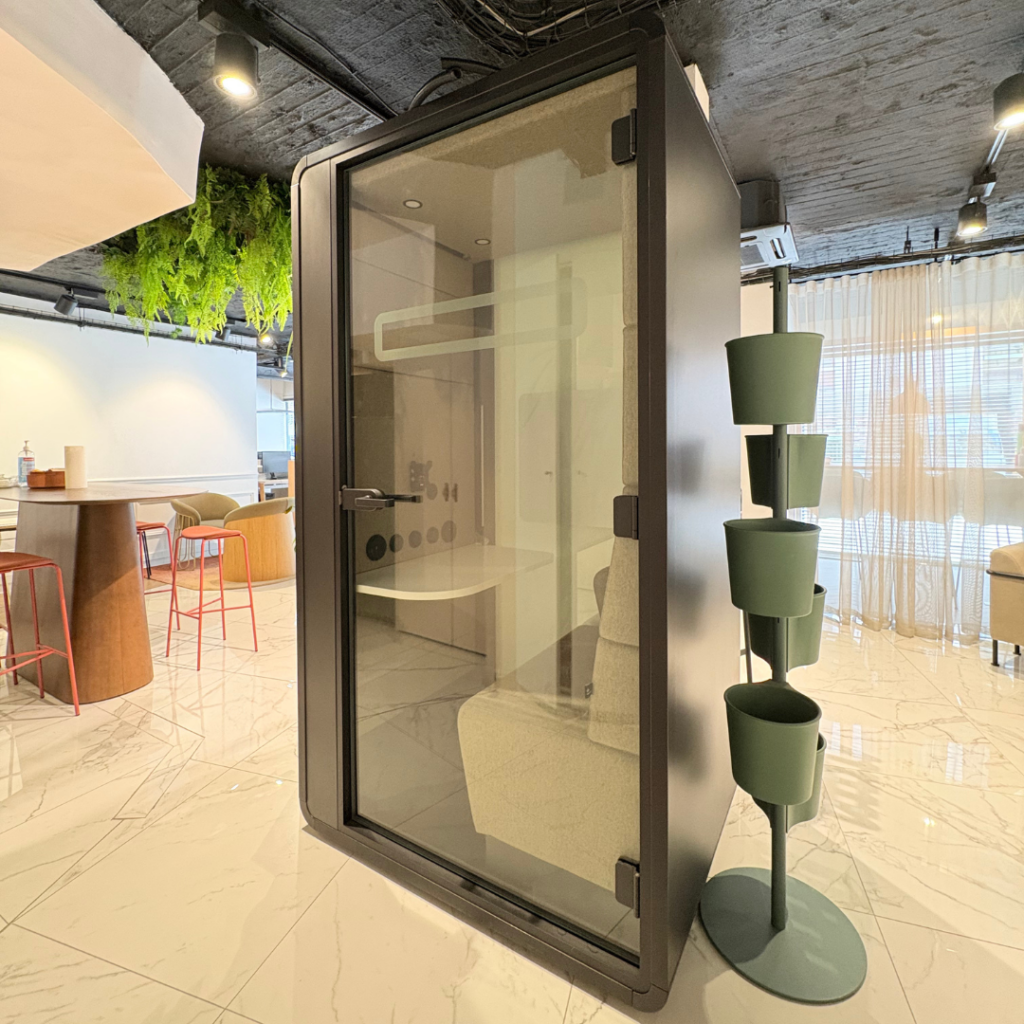 Cabine acoustique Hushoffice hushHybrid 1 place, porte vitrée, au showroom Plus Mobilier à Paris