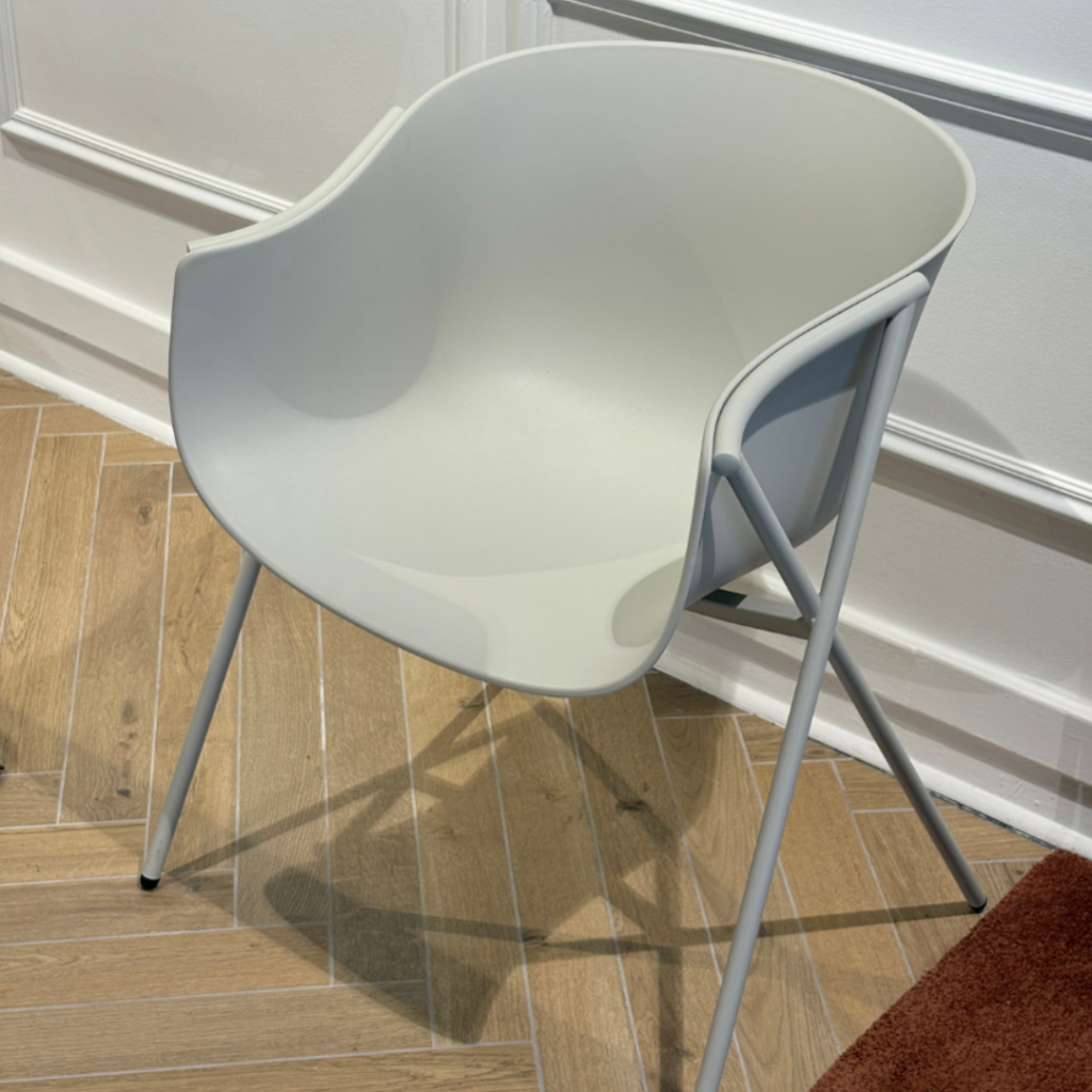 Chaise Bai d’Ondarreta avec coque en polypropylène gris clair et structure en acier