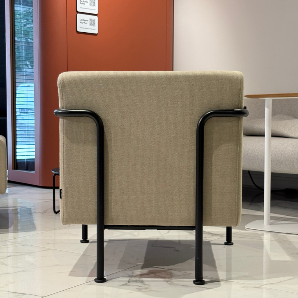Dos du fauteuil design Mommo avec sa structure en métal noir tubulaire