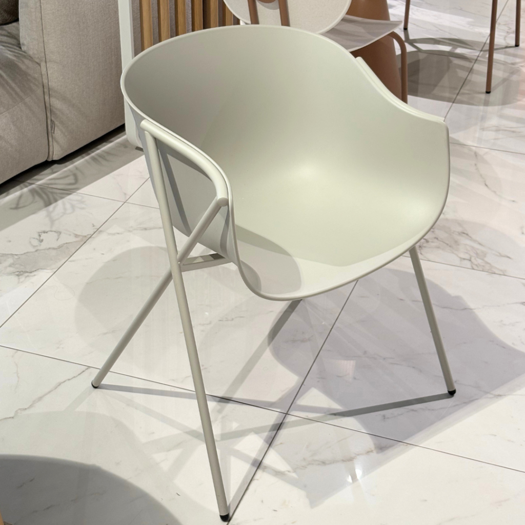 Chaise design Bai d’Ondarreta, coque aux formes organiques et piètement en acier gris clair