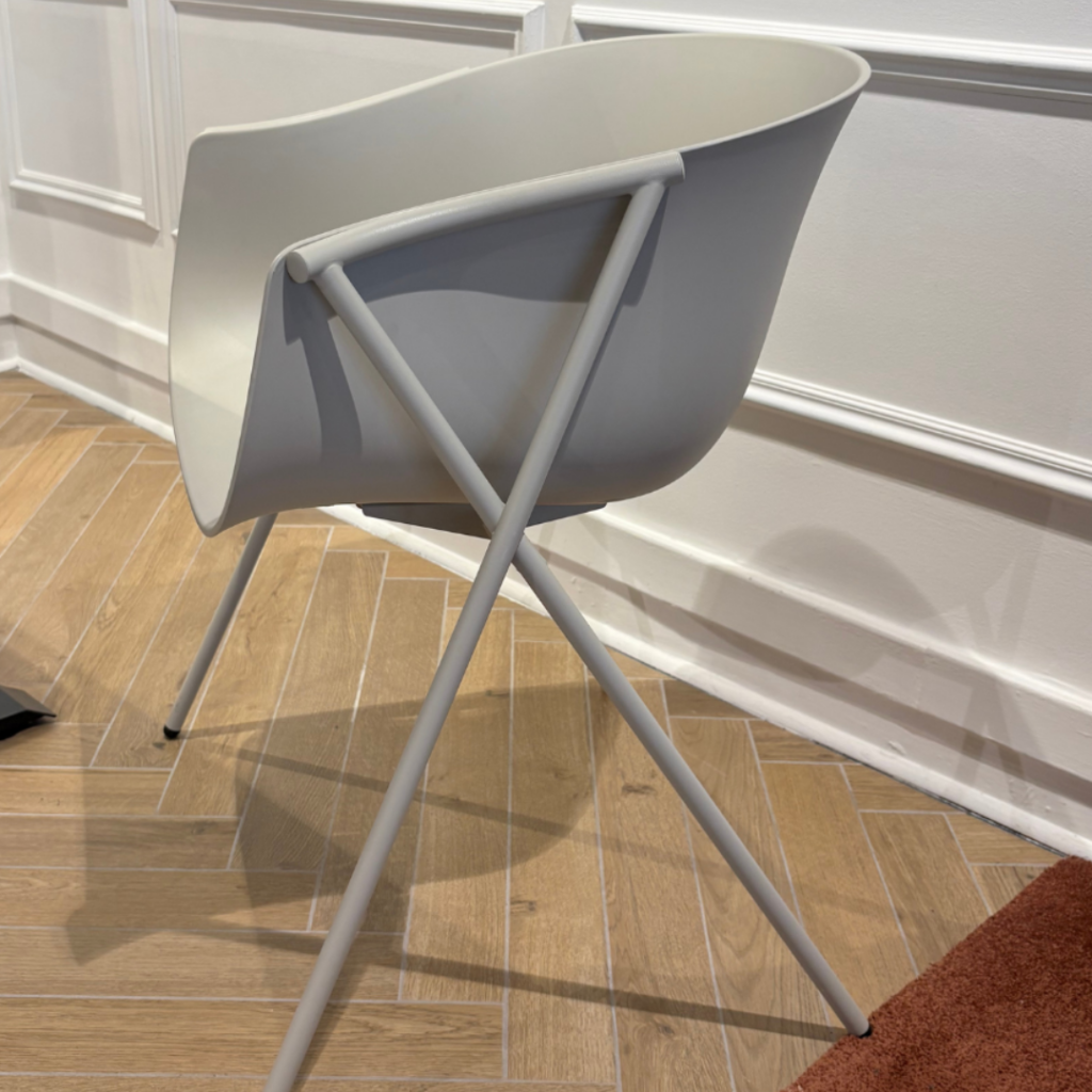 Vue de coté de la chaise Bai montrant son piètement croisé en acier époxy