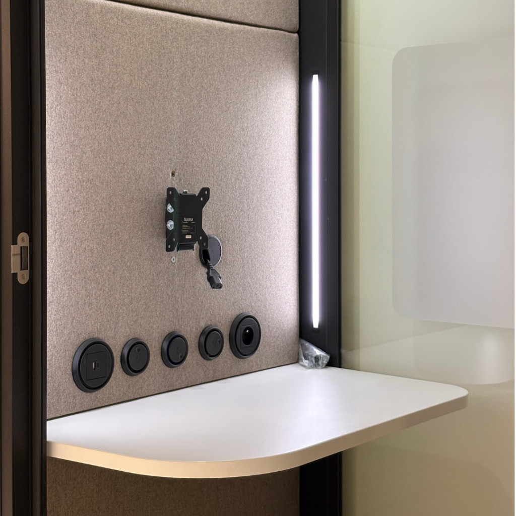 Plan de travail dans la cabine acoustique hushHybrid