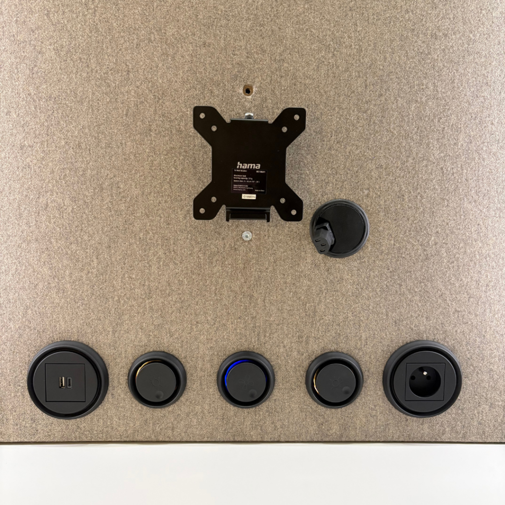 Module d’alimentation intégré avec prises électriques et ports USB dans la cabine hushHybrid